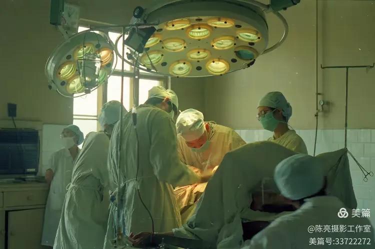 上世纪八十年代,二院手术室6间,手术台8台,年手术量3600至7200多台